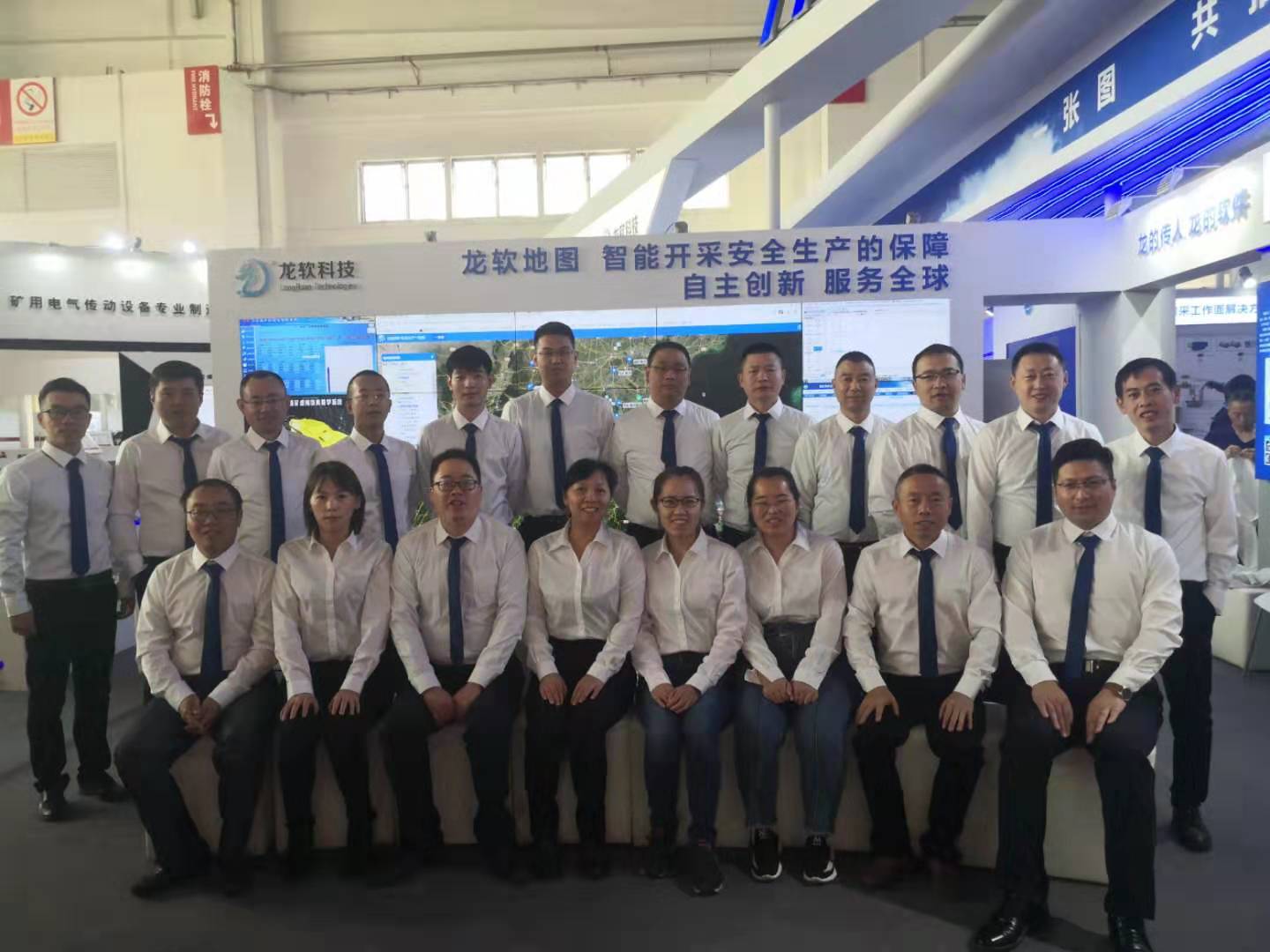 龙软员工.jpg 龙软员工.jpg